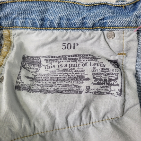 Levi's Classic High-Rise Frayed Hem Denim Shorts Light Blue 31. Button Fly. 501 - Picture 7 of 8